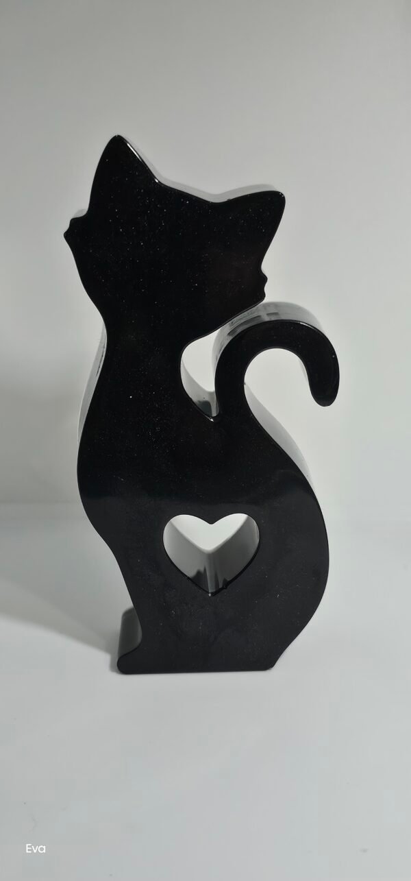 20250315_093039 Figura elegante de gato negro